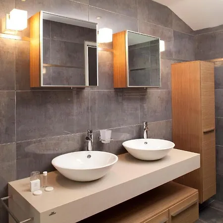 Logis La Source Bleue מלון 3*