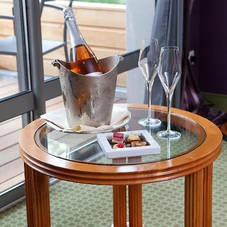 Hotel Logis La Source Bleue 3*