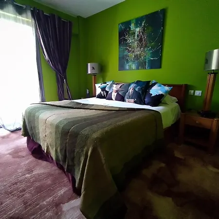 Hotel Demeures Et Chateaux La Source Bleue