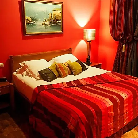 Hotel Demeures Et Chateaux La Source Bleue