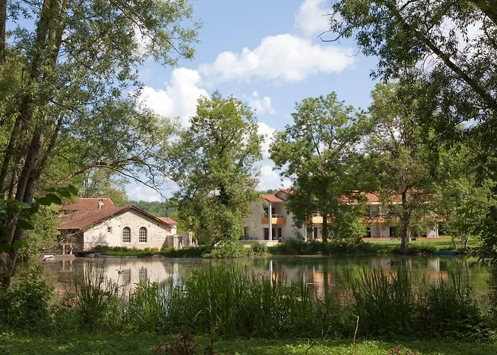 Logis La Source Bleue Hotel 3*